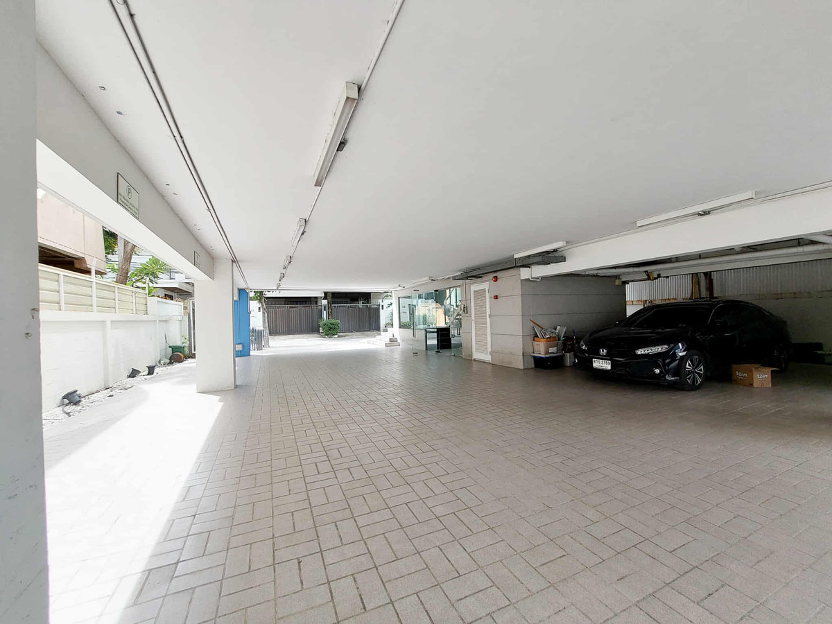 For RentShop HouseSathorn, Narathiwat : For rent, 7-story commercial building, Narathiwat Lane 15 – in the heart of Sathorn.