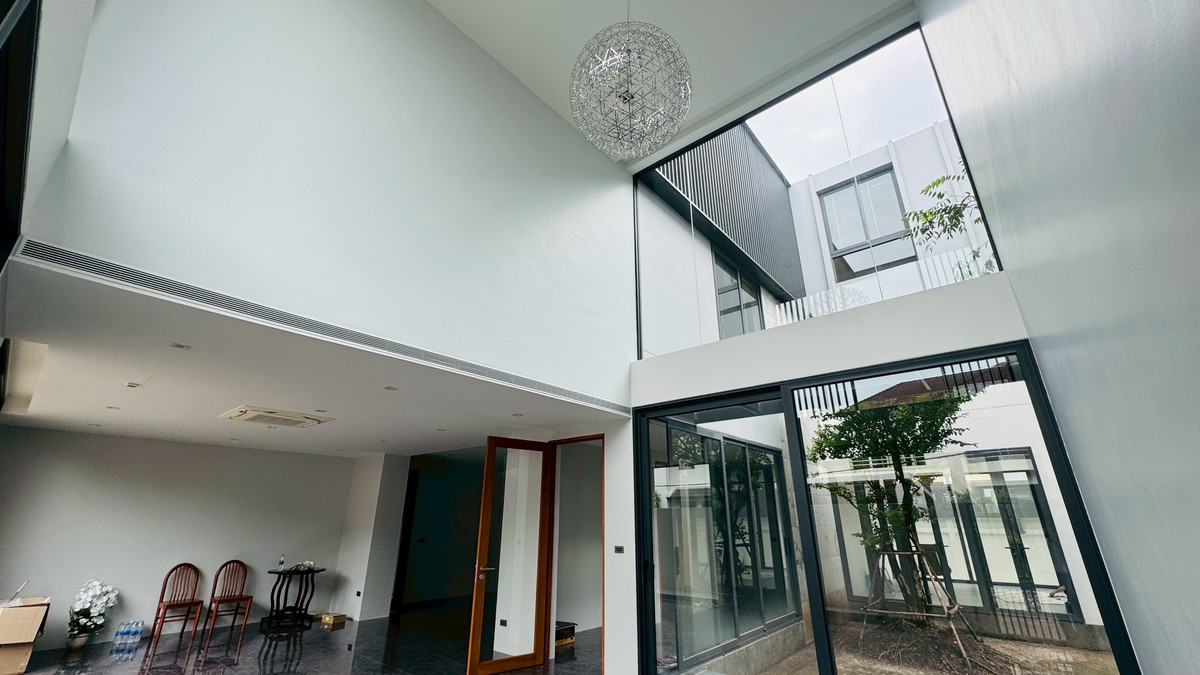 ขายบ้านเสรีไทย-นิด้า : ขายบ้านเดี่ยวหรู 3 ชั้น – 39 Exclusive รามคำแหง 108  พื้นที่ดิน 125 ตร.ว.  พื้นที่ใช้สอย 750 ตารางเมตร 8 ห้องนอน + ห้องแต่งตัว 10 ห้องน้ำ 2 ห้องครัว (ไทย + ฝรั่ง) 2 ห้องรับประทานอาหาร