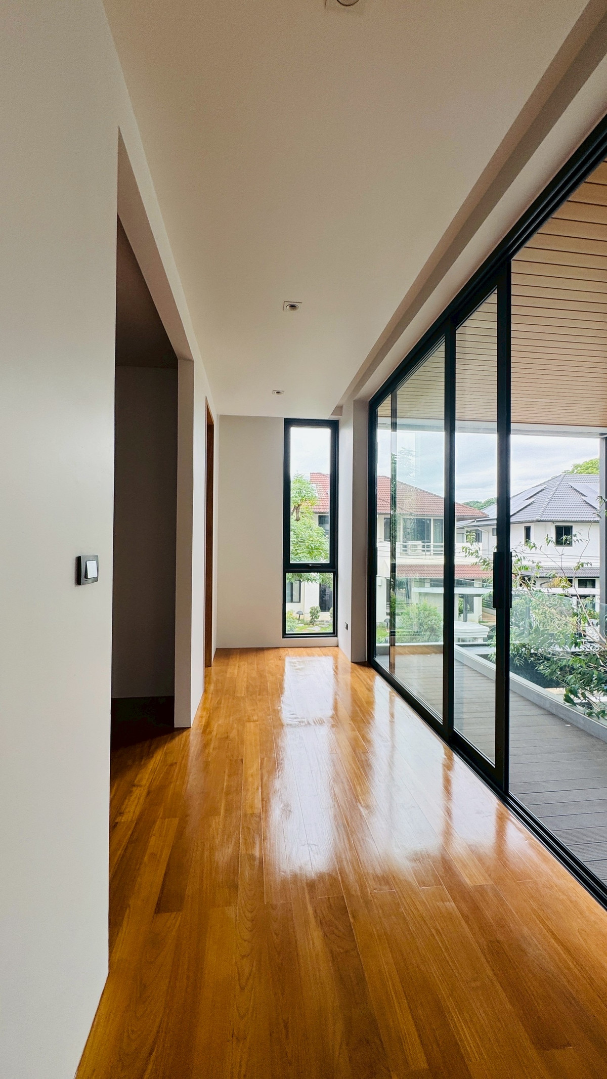 ขายบ้านเสรีไทย-นิด้า : ขายบ้านเดี่ยวหรู 3 ชั้น – 39 Exclusive รามคำแหง 108  พื้นที่ดิน 125 ตร.ว.  พื้นที่ใช้สอย 750 ตารางเมตร 8 ห้องนอน + ห้องแต่งตัว 10 ห้องน้ำ 2 ห้องครัว (ไทย + ฝรั่ง) 2 ห้องรับประทานอาหาร