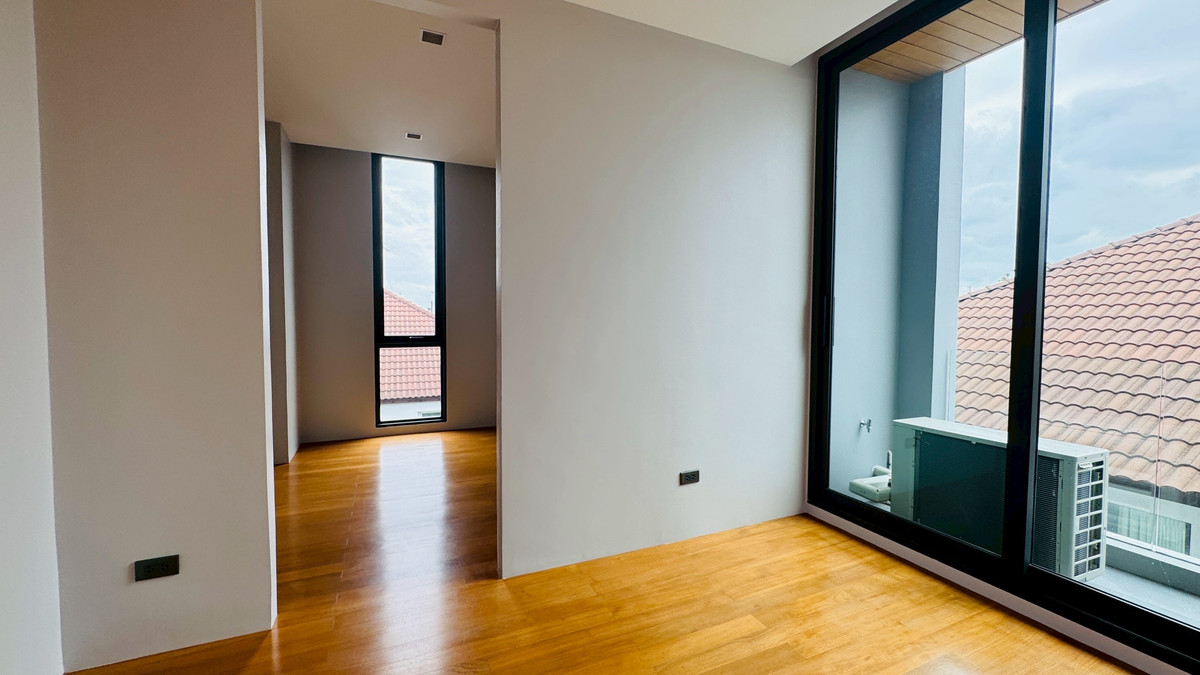 ขายบ้านเสรีไทย-นิด้า : ขายบ้านเดี่ยวหรู 3 ชั้น – 39 Exclusive รามคำแหง 108  พื้นที่ดิน 125 ตร.ว.  พื้นที่ใช้สอย 750 ตารางเมตร 8 ห้องนอน + ห้องแต่งตัว 10 ห้องน้ำ 2 ห้องครัว (ไทย + ฝรั่ง) 2 ห้องรับประทานอาหาร