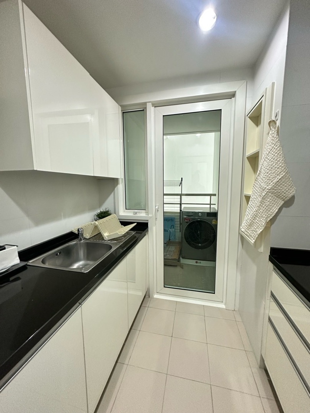 For RentCondoSukhumvit, Asoke, Thonglor : 1 Bed for rent close to BTS Phromphong.