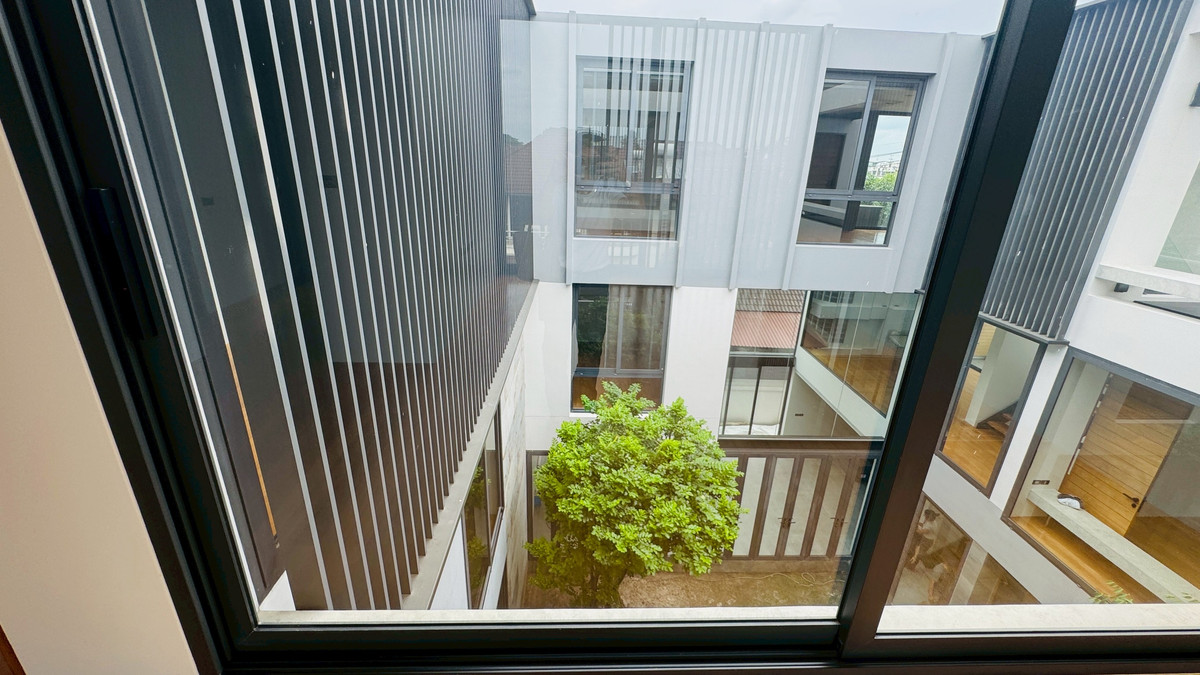 ขายบ้านเสรีไทย-นิด้า : ขายบ้านเดี่ยวหรู 3 ชั้น – 39 Exclusive รามคำแหง 108  พื้นที่ดิน 125 ตร.ว.  พื้นที่ใช้สอย 750 ตารางเมตร 8 ห้องนอน + ห้องแต่งตัว 10 ห้องน้ำ 2 ห้องครัว (ไทย + ฝรั่ง) 2 ห้องรับประทานอาหาร