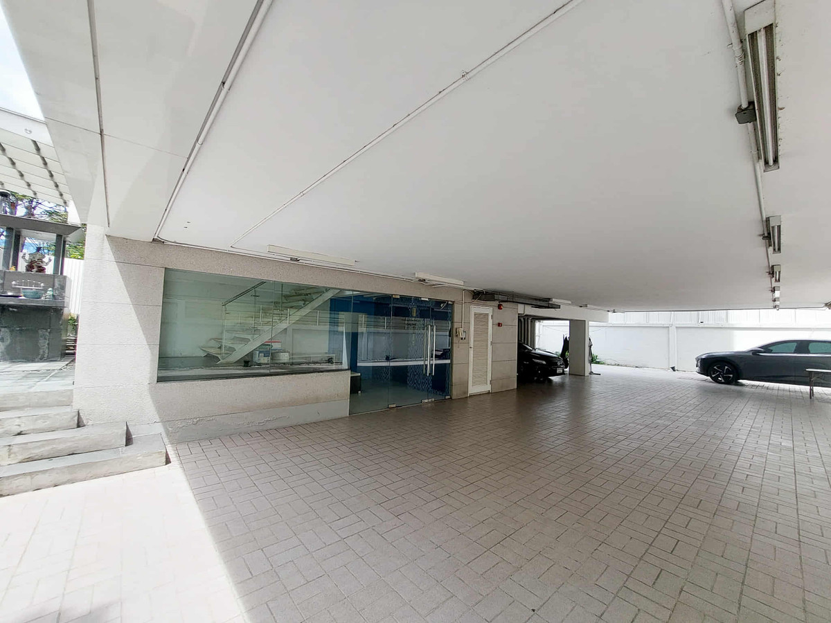 For RentShop HouseSathorn, Narathiwat : For rent, 7-story commercial building, Narathiwat Lane 15 – in the heart of Sathorn.