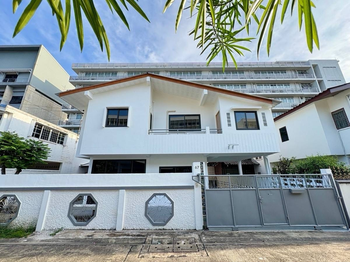 For RentHousePattanakan, Srinakarin : Single house for rent, Preecha Village 1, near Kasem Bundit University, just 2 minutes.