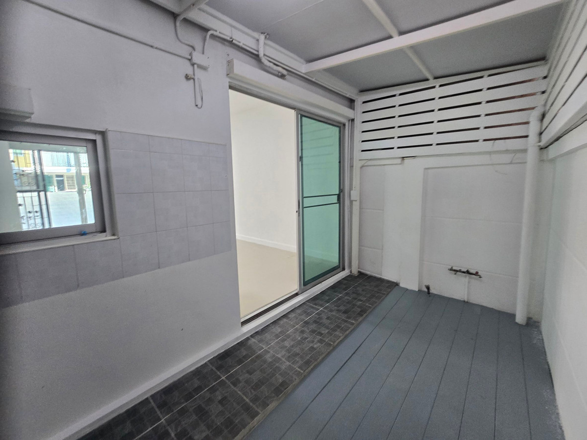 For SaleTownhomeRathburana, Suksawat : 3-story townhome for sale, Town Plus Pracha Uthit, on an area of ​​18.8 sq m. Newly renovated, ready to move in.