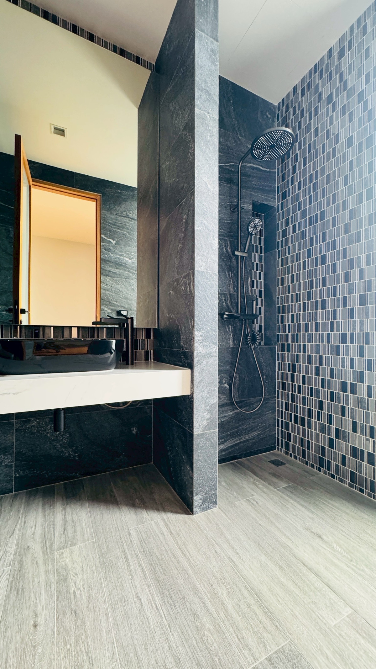 ขายบ้านเสรีไทย-นิด้า : ขายบ้านเดี่ยวหรู 3 ชั้น – 39 Exclusive รามคำแหง 108  พื้นที่ดิน 125 ตร.ว.  พื้นที่ใช้สอย 750 ตารางเมตร 8 ห้องนอน + ห้องแต่งตัว 10 ห้องน้ำ 2 ห้องครัว (ไทย + ฝรั่ง) 2 ห้องรับประทานอาหาร