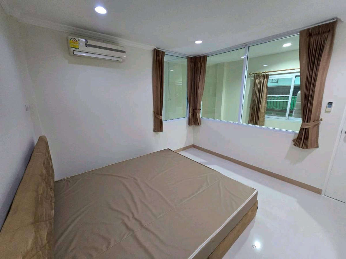 For RentVipawadee, Don Mueang, Lak Si : Room for rent in Don Mueang area, spacious room 50 sq m., very spacious room.