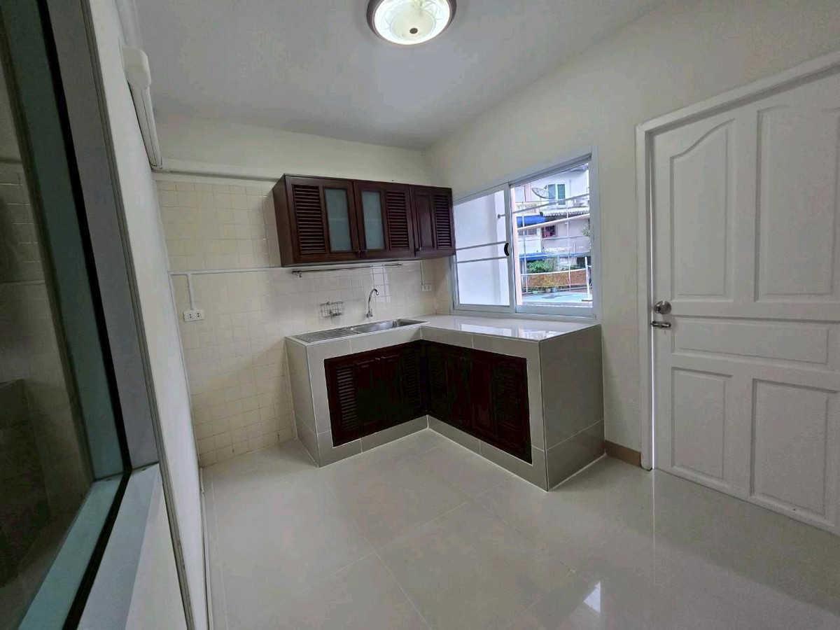 For RentVipawadee, Don Mueang, Lak Si : Room for rent in Don Mueang area, spacious room 50 sq m., very spacious room.