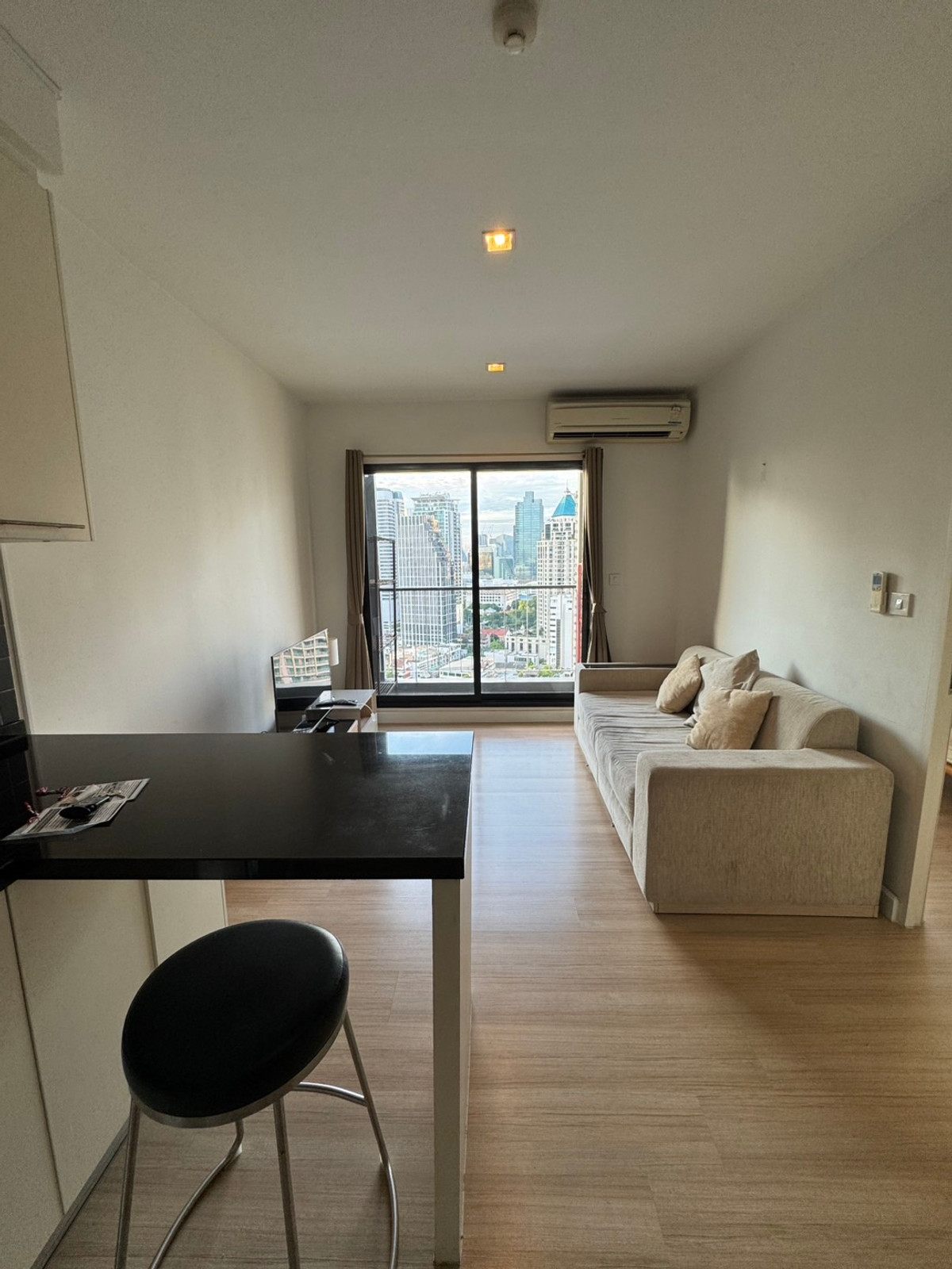 For SaleCondoSathorn, Narathiwat : 📌Urgent sale!!! Condo The Seed Mingle, size 1 bedroom, 1 bathroom, 42.5 sq m, price 4.29 million baht, beautiful room, fully furnished, ready to move in, selling at a price lower than the market! In the heart of Sathorn, great value location Call: 088-753