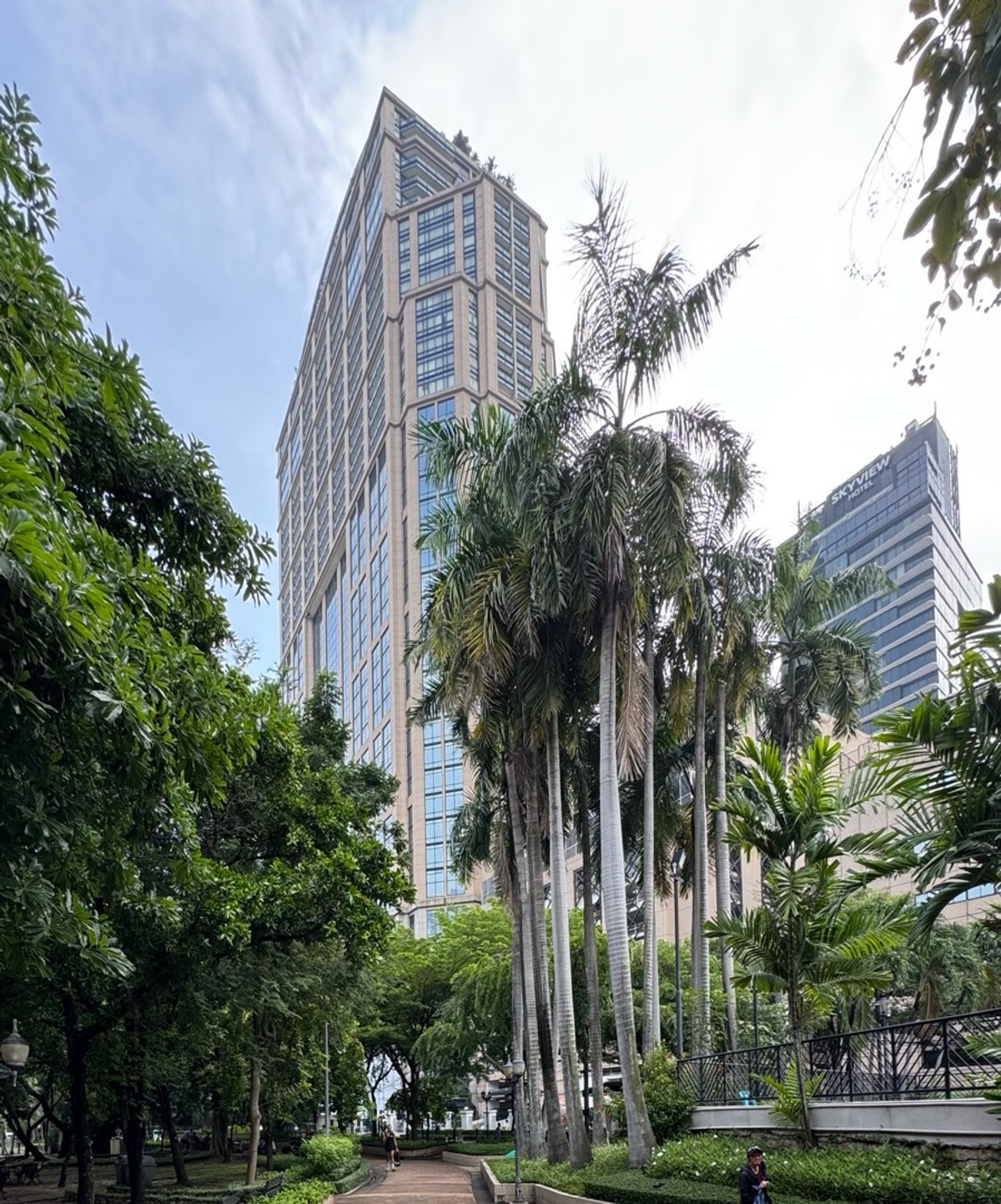 ขายบ้านสุขุมวิท อโศก ทองหล่อ : ขาย ที่ดินพร้อมสิ่งปลูกสร้าง 229 ตารางวา ซอย สุขุมวิท 24 พร้อมพงษ์ ใกล้ ห้าง สรรพสินค้า Emporium เพียง 350 เมตร และ สวนสาธารณะ เบญจสิริ ติดกับ เอ็มสเฟียร์ 