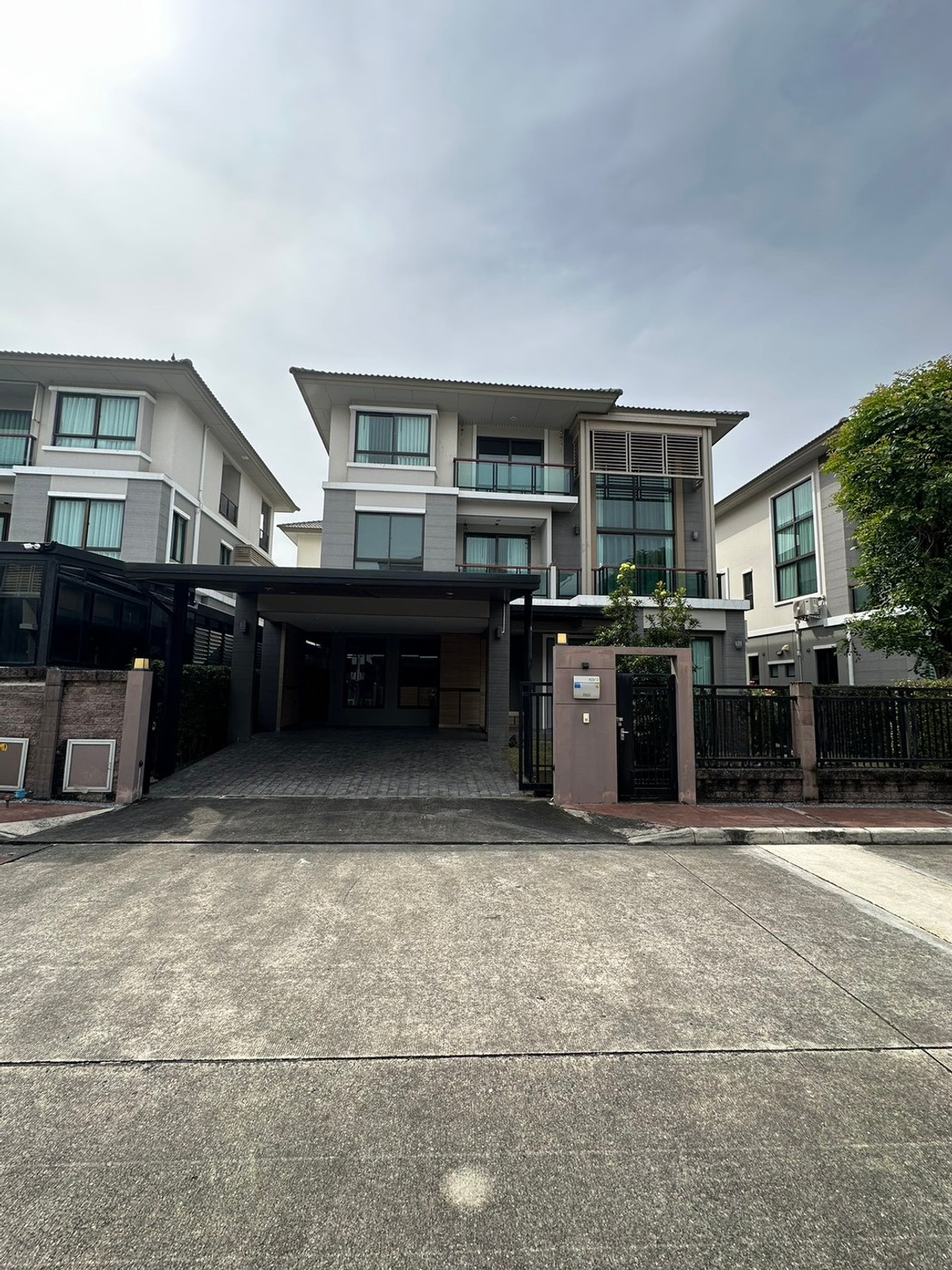 ให้เช่าบ้าน : 🏠 ให้เช่าบ้านเดี่ยว 3 ชั้น หลังใหญ่ — ภัสสร สรงประภา ดอนเมือง  ✨ บ้านสวย สภาพดีมาก ฟังก์ชันครบ ใกล้สนามบินดอนเมือง & รร.นานาชาติ เหมาะทั้งอยู่อาศัย และครอบครัวที่ต้องการพื้นที่กว้างเป็นพิเศษ