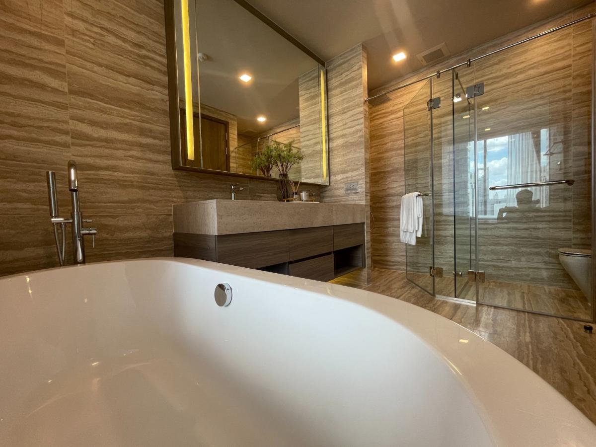 For RentCondoSukhumvit, Asoke, Thonglor : 🔥Urgent for rent🔥 Celeste Asoke, beautifully decorated room with a large balcony, fully furnished, ready to move in, next to MRT Sukhumvit and BTS Asoke.