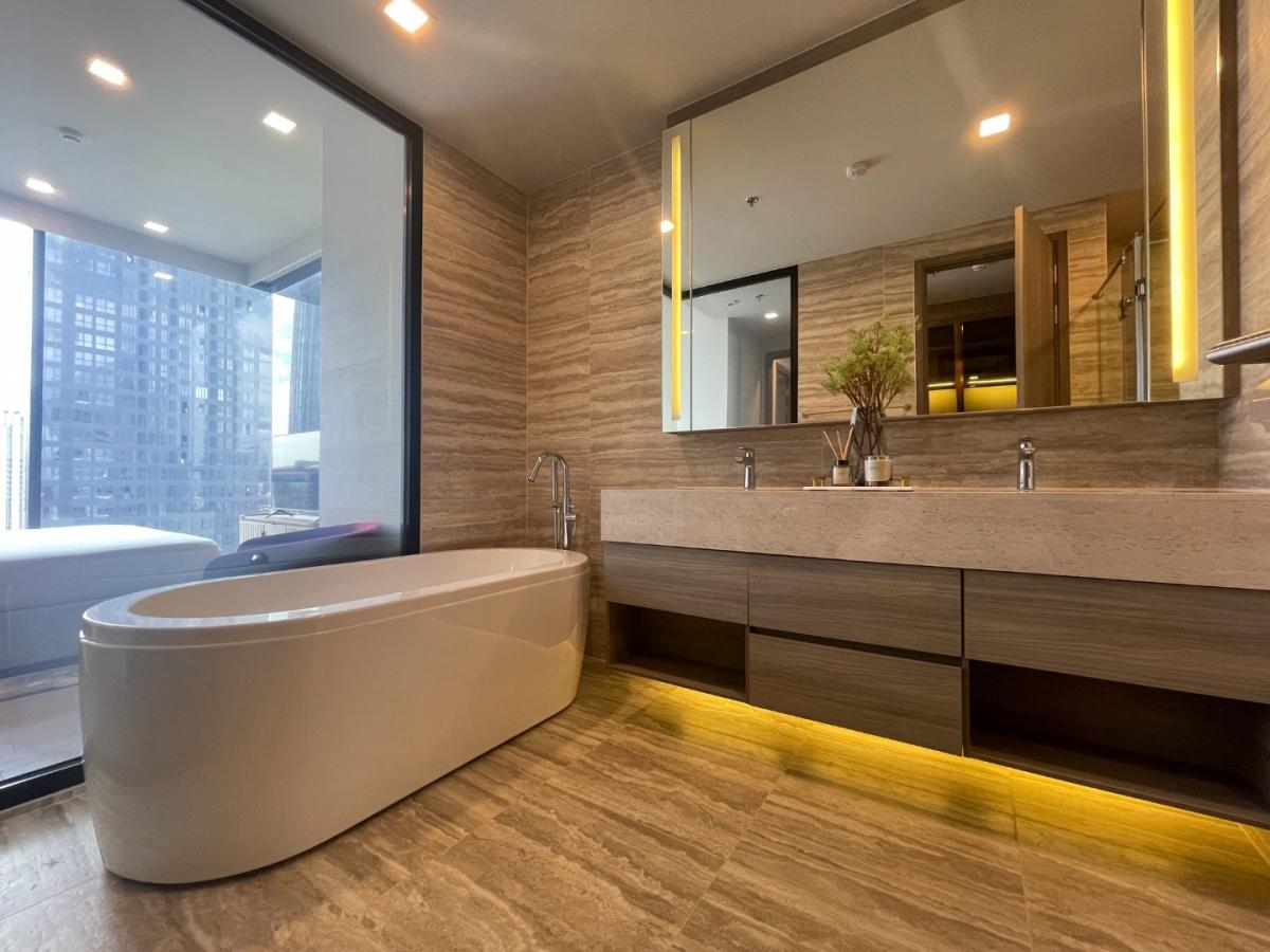 For RentCondoSukhumvit, Asoke, Thonglor : 🔥Urgent for rent🔥 Celeste Asoke, beautifully decorated room with a large balcony, fully furnished, ready to move in, next to MRT Sukhumvit and BTS Asoke.