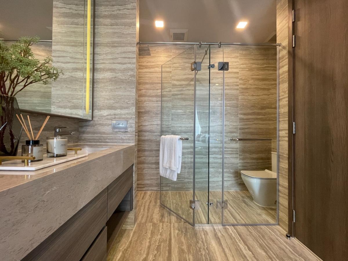 For RentCondoSukhumvit, Asoke, Thonglor : 🔥Urgent for rent🔥 Celeste Asoke, beautifully decorated room with a large balcony, fully furnished, ready to move in, next to MRT Sukhumvit and BTS Asoke.