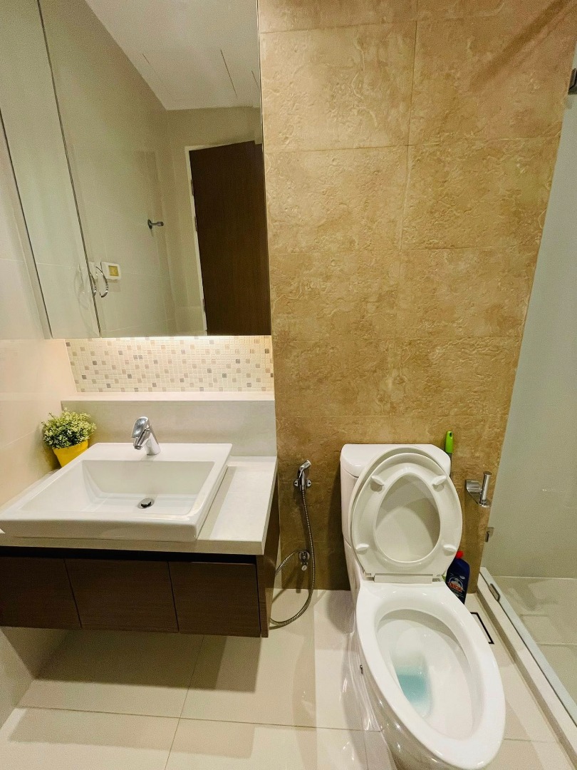 For RentCondoSukhumvit, Asoke, Thonglor : 🔥For urgent rent🔥Bright Sukhumvit 24, spacious 2-bedroom unit, fully furnished, ready to move in, near BTS Phrom Phong