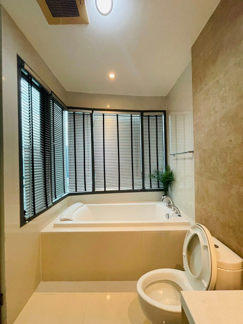 For RentCondoSukhumvit, Asoke, Thonglor : 🔥For urgent rent🔥Bright Sukhumvit 24, spacious 2-bedroom unit, fully furnished, ready to move in, near BTS Phrom Phong