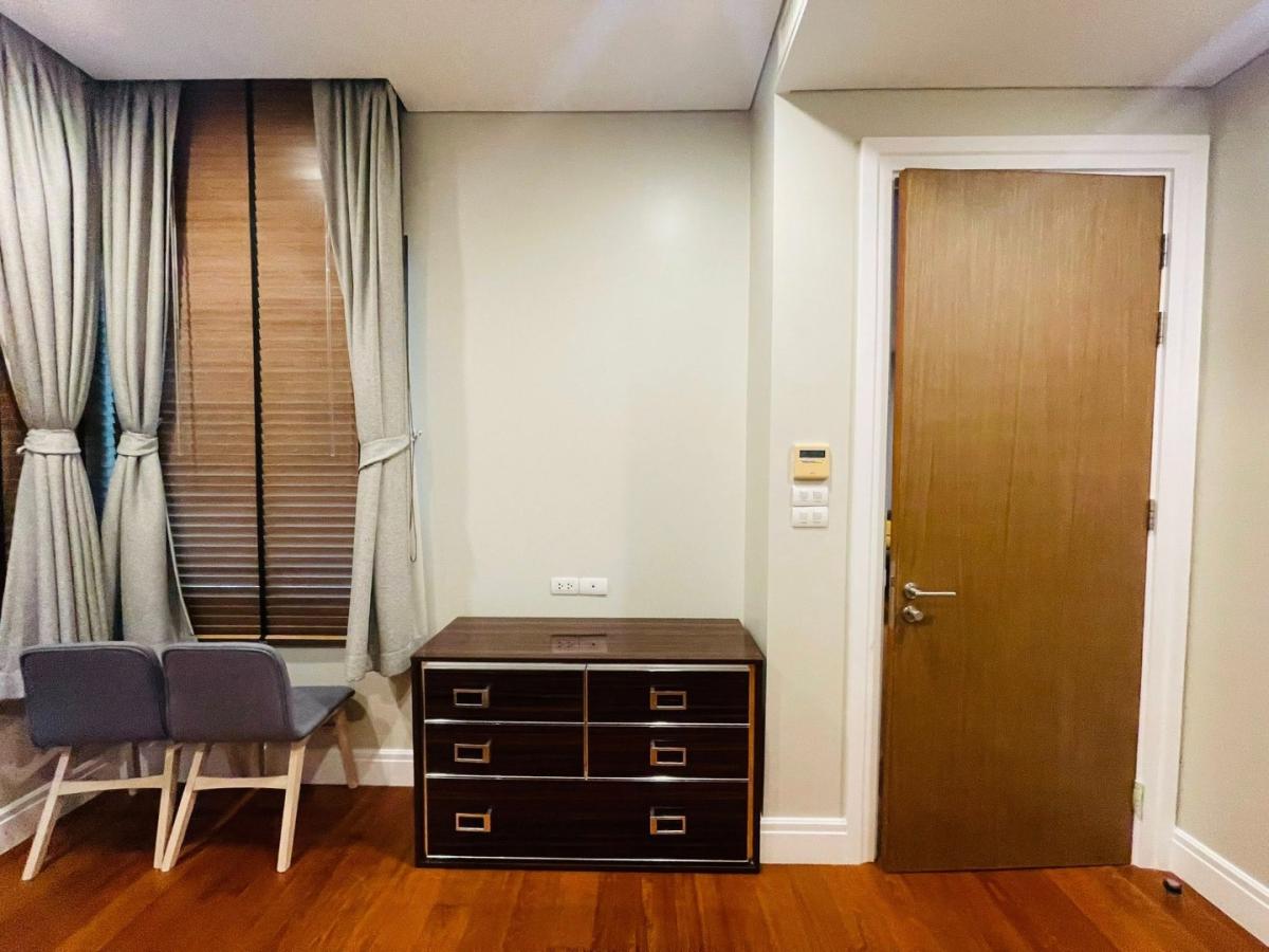 For RentCondoSukhumvit, Asoke, Thonglor : 🔥For urgent rent🔥Bright Sukhumvit 24, spacious 2-bedroom unit, fully furnished, ready to move in, near BTS Phrom Phong
