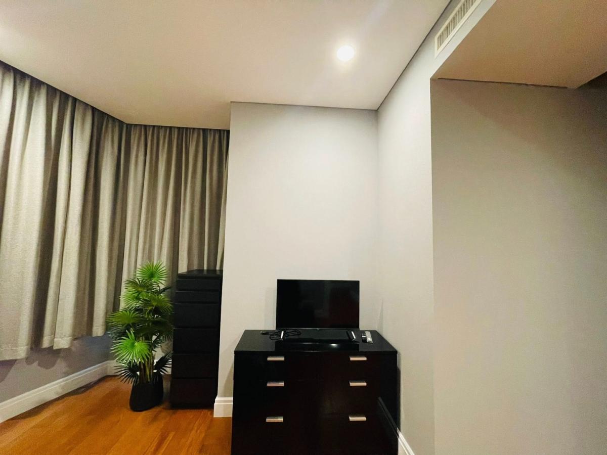 For RentCondoSukhumvit, Asoke, Thonglor : 🔥For urgent rent🔥Bright Sukhumvit 24, spacious 2-bedroom unit, fully furnished, ready to move in, near BTS Phrom Phong