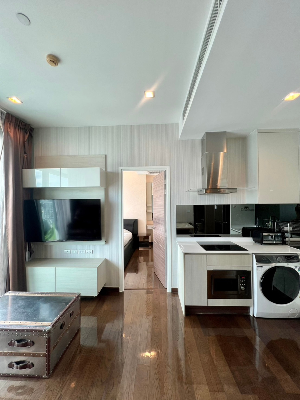 For RentCondoRama9, Petchburi, RCA : Free Wi-fi - Q Asoke 2 bedrooms, 2 bathrooms - 28th floor, new room, no flaws, good furniture. Ready to move in