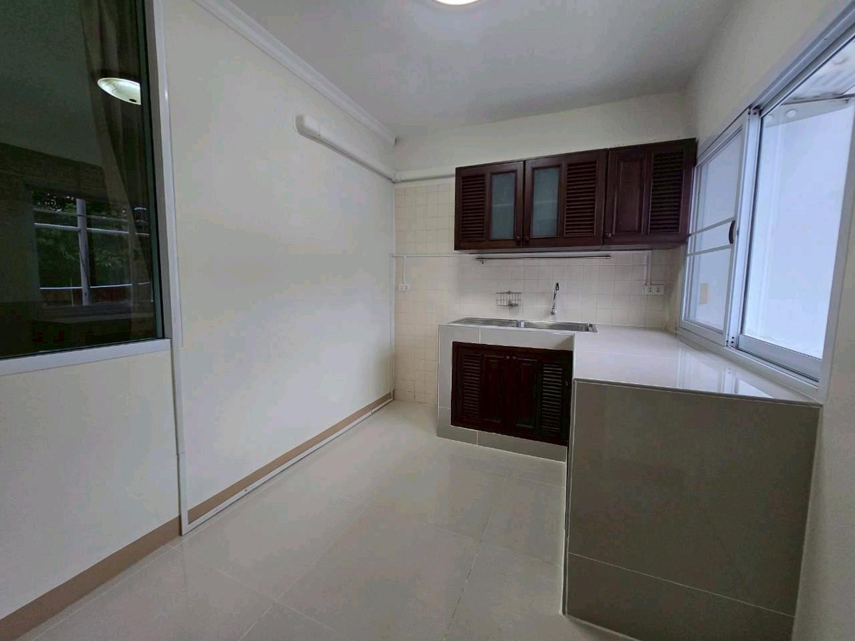 For RentVipawadee, Don Mueang, Lak Si : Room for rent in Don Mueang area, spacious room 50 sq m., very spacious room.