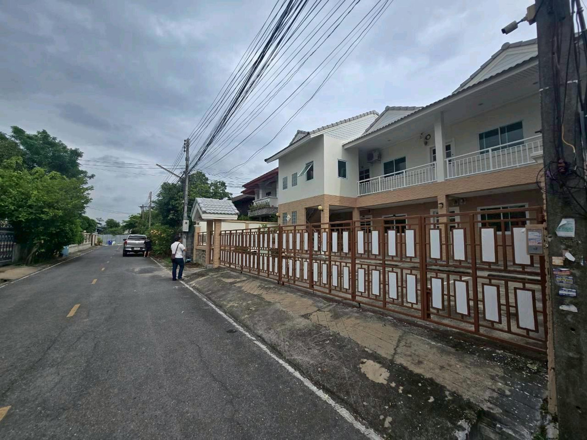 For RentVipawadee, Don Mueang, Lak Si : Room for rent in Don Mueang area, spacious room 50 sq m., very spacious room.