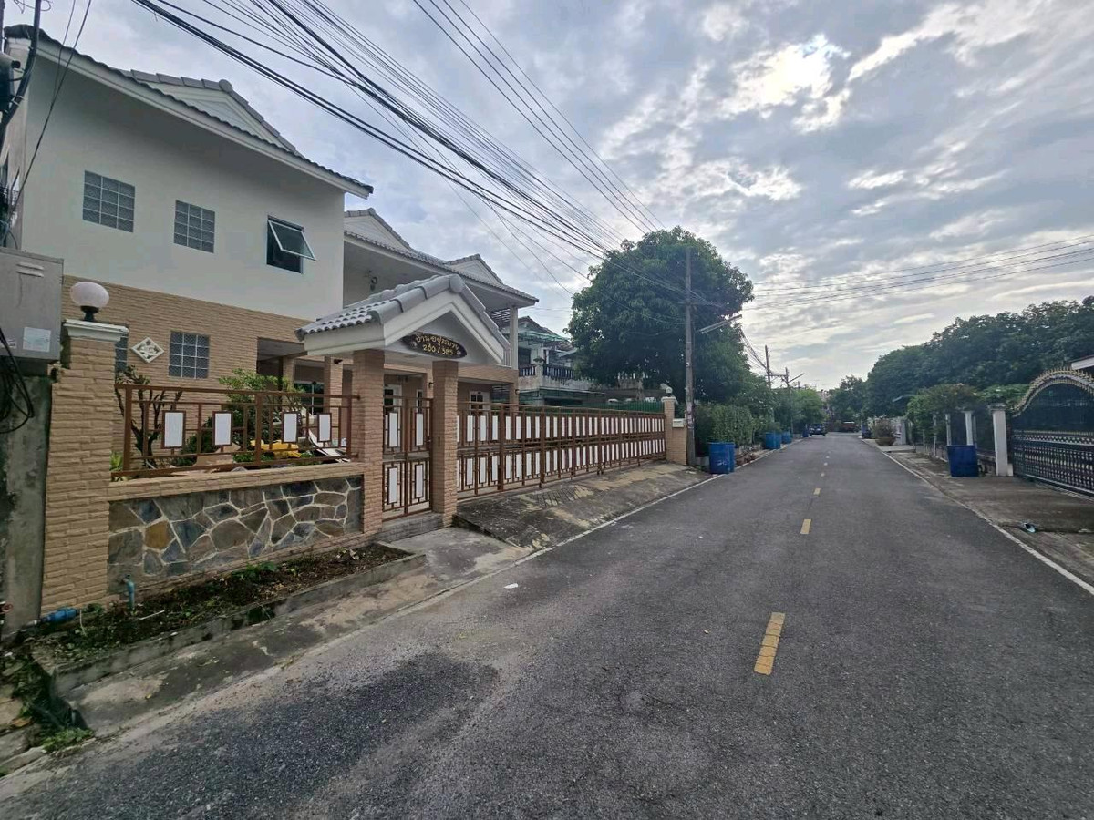 For RentVipawadee, Don Mueang, Lak Si : Room for rent in Don Mueang area, spacious room 50 sq m., very spacious room.