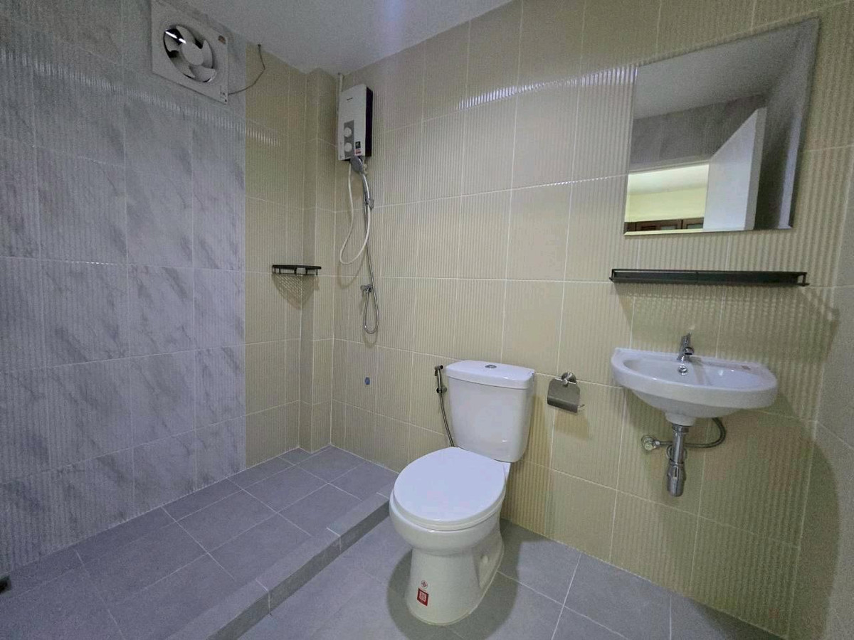 For RentVipawadee, Don Mueang, Lak Si : Room for rent in Don Mueang area, spacious room 50 sq m., very spacious room.