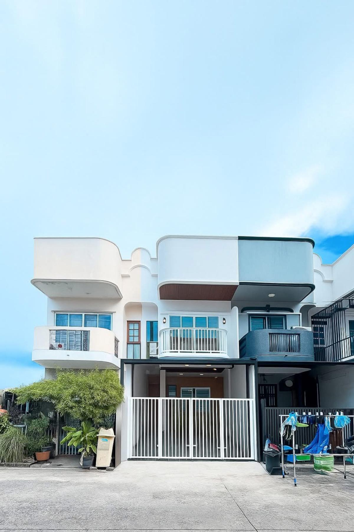 For SaleTownhomeChokchai 4, Ladprao 71, Ladprao 48, : For Sale Townhome Lat Phrao 71, newly renovated, 3.39 million, 900 meters from MRT , Wang Thong Lang , Wang Thong Lang , Bangkok , CX-137062