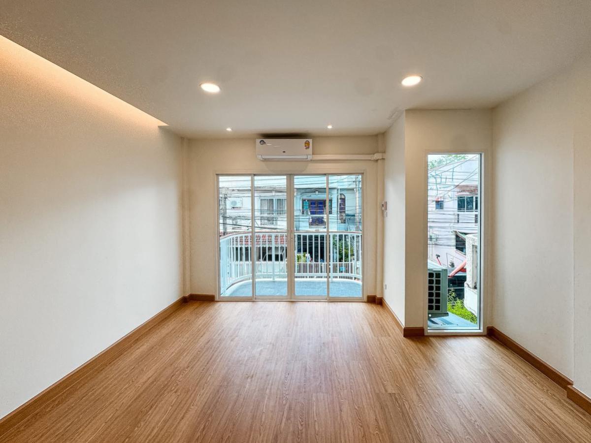 ขายทาวน์โฮมโชคชัย4 ลาดพร้าว71 : ขายทาวน์โฮม ลาดพร้าว 71 รีโนเวทใหม่ 3.39 ล้าน ห่าง MRT 900 เมตร วังทองหลาง เขต วังทองหลาง กรุงเทพ CX-137062