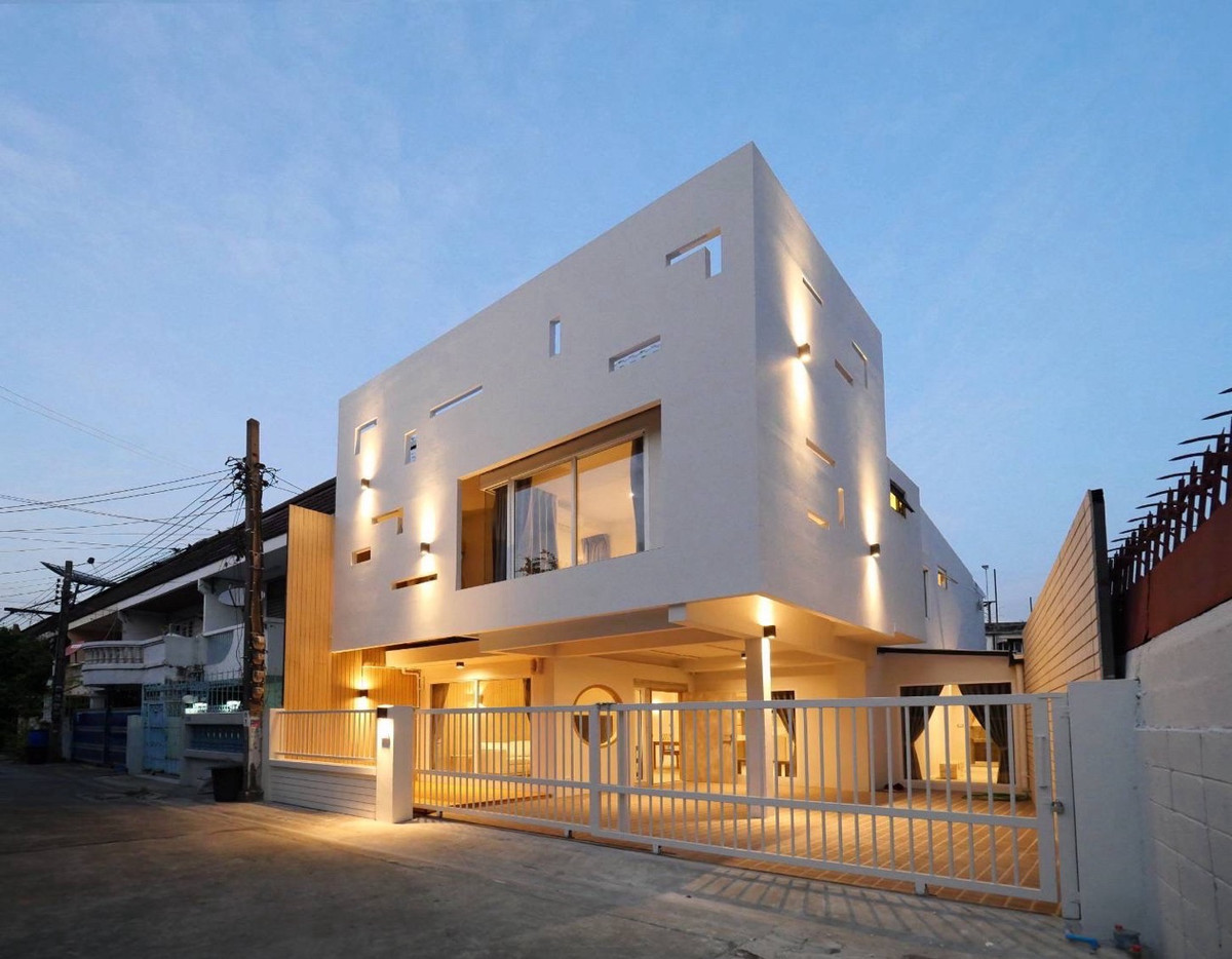 TownhomeOnnut, Udomsuk : 📢👇 A rare opportunity to own or rent a home in one of Bangkok’s most convenient areas  in Soi Pridi Banomyong , close to Ekamai & Thonglor. Peaceful neighborhood ,easy access to lively lifestyle spots, perfect for living or long-term investment.