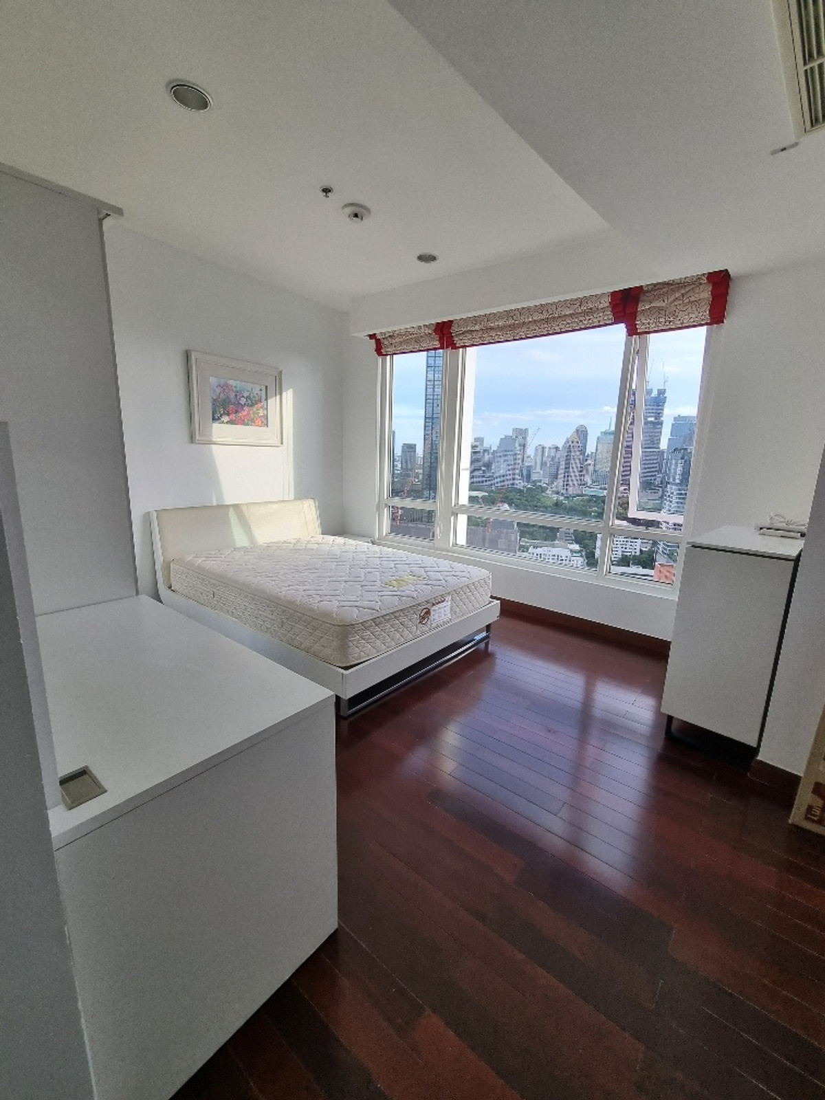 คอนโดวิทยุ ชิดลม หลังสวน :  Baan Rajprasong Condominium | Panoramic Lumpini Park & Royal Turf Club Views Walking distance to Central Embassy, Central Chidlom, CentralWorld, Siam Paragon, Gaysorn Plaza