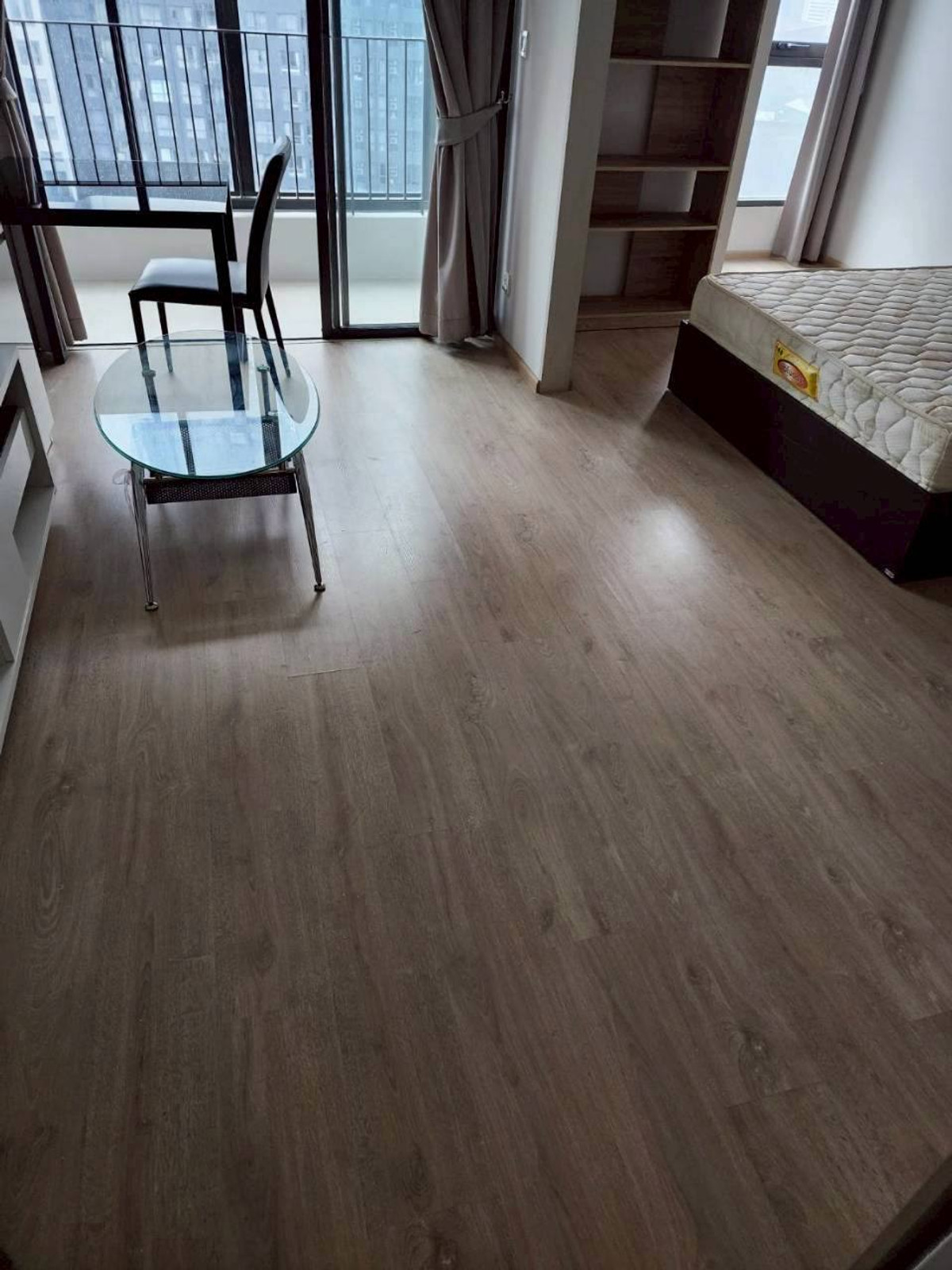 For RentCondoRatchathewi,Phayathai : Ideo Q Ratchathewi【𝐒𝐄𝐋𝐋 & 𝐑𝐄𝐍𝐓】🔥A modern, cool room with dark brown-white furniture makes the entire room look sharp, luxurious, and instantly more dimensional.🔥 Contact Line ID: @hacondo