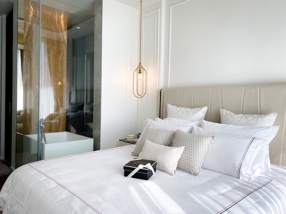 For RentCondoWitthayu, Chidlom, Langsuan, Ploenchit : ME2500131 Luxury condo for rent in the heart of the city, 28 Chidlom, near BTS Chidlom, only 280 m.