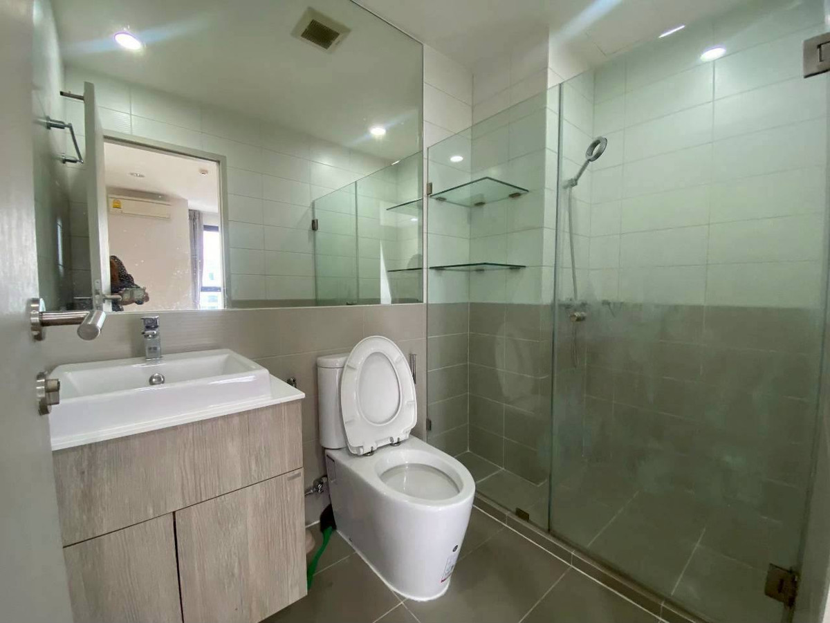 For RentCondoRatchathewi,Phayathai : Ideo Q Ratchathewi【𝐒𝐄𝐋𝐋 & 𝐑𝐄𝐍𝐓】🔥A modern, cool room with dark brown-white furniture makes the entire room look sharp, luxurious, and instantly more dimensional.🔥 Contact Line ID: @hacondo