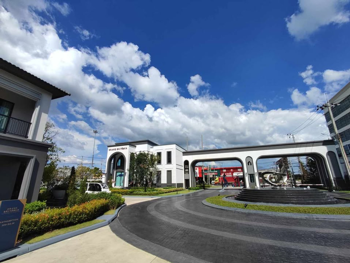 ขายบ้านลาดกระบัง สุวรรณภูมิ : โครงการบ้านเดี่ยวหรู กรุงเทพกรีฑา แกรนด์ บริทาเนีย กรุงเทพกรีฑา-สุวรรณภูมิ Grand Britania Krungthep Kreetha-Suvarnabhumi สะท้อนความสง่างามแห่งสถาปัตยกรรม ตั้งอยู่บนทำเลศักยภาพ ติดถนนใหญ่ร่มเกล้า จุดเชื่อมต่อกรุงเทพกรีฑา เพียง 15 นาที สู่พระราม 9