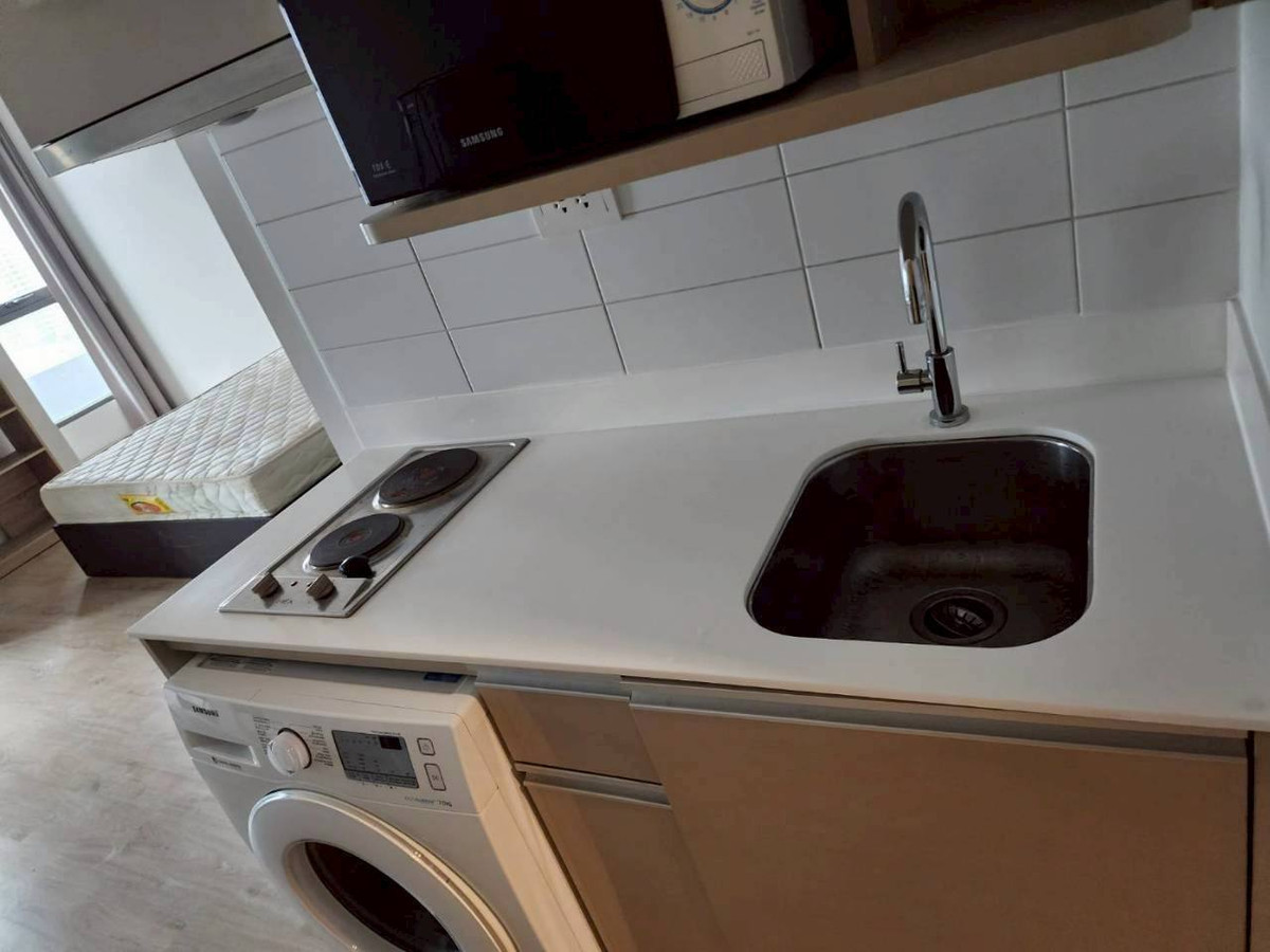 For RentCondoRatchathewi,Phayathai : Ideo Q Ratchathewi【𝐒𝐄𝐋𝐋 & 𝐑𝐄𝐍𝐓】🔥A modern, cool room with dark brown-white furniture makes the entire room look sharp, luxurious, and instantly more dimensional.🔥 Contact Line ID: @hacondo