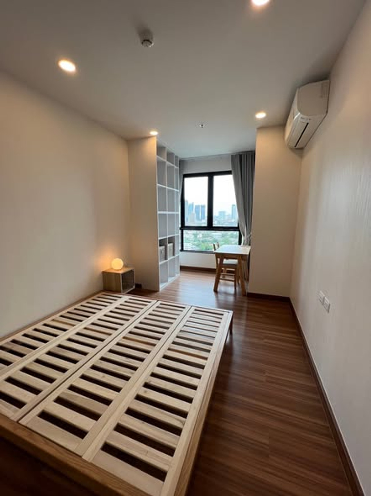 ขายคอนโดวงเวียนใหญ่ เจริญนคร : Supalai Premier Charoen Nakhon【𝐒𝐄𝐋𝐋 & 𝐑𝐄𝐍𝐓】🔥ห้องโทนขาวครีมเปิดสว่าง เฟอร์เน้นเส้นโค้งนุ่ม และงานไม้เรียบหรู ช่วยให้ทั้งห้องดูอบอุ่นและสงบแบบมินิมอลพรีเมียม🔥 ติดต่อไลน์ไอดี: @hacondo