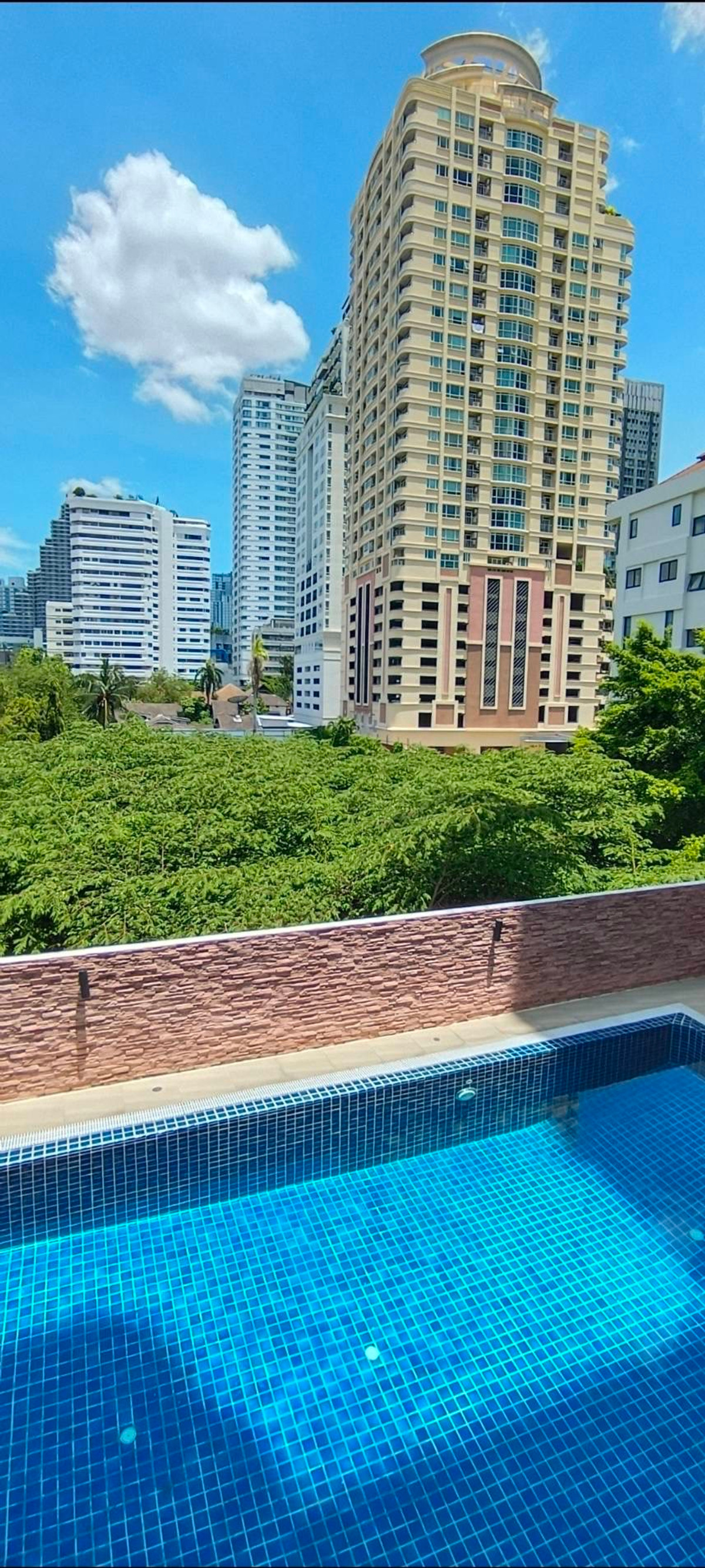 CondoSukhumvit, Asoke, Thonglor : 🔥Urgent for rent and sale🔥 ✨Beverly Tower Condo✨ ❄️2nd Floor 2 Rooms / 2 Bathrooms❄️ 💖Balcony facing East & South Parking, Pool, Fitness 10' Walk to BTS Nana💖 Line @bzprOperty