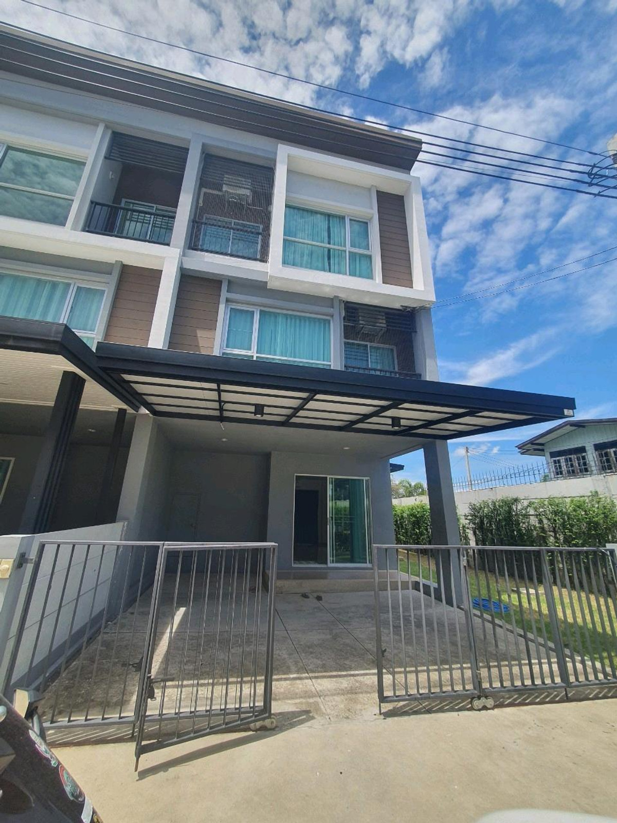 ให้เช่าทาวน์โฮมพระราม 2 บางขุนเทียน : 🔥ให้เช่า บ้านทาวน์โฮม 3 ชั้น โครงการ บ้านลุมพินี ทาวน์พาร์ค ท่าข้าม-พระราม 2
⛳️เข้าทางพระราม2ซอย47 หรือ ท่าข้าม 7 ใกล้วัดท่าข้าม ❣️พร้อมอยู่ 28 ธันวาคม 2568❣️
💚Tel/Line: 085 484 8586 Ag.

