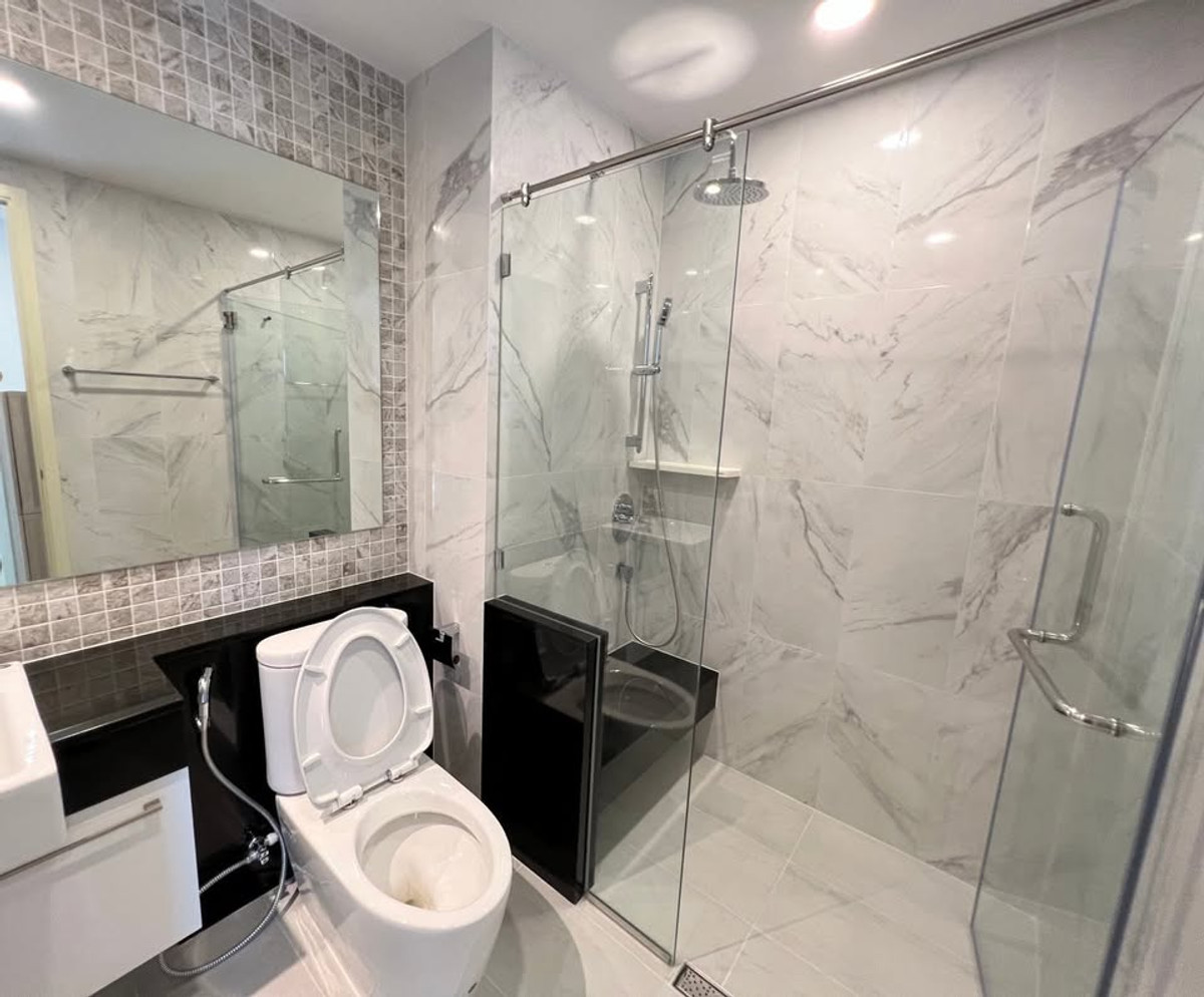 For SaleCondoWongwianyai, Charoennakor : Supalai Premier Charoen Nakhon【𝐒𝐄𝐋𝐋 & 𝐑𝐄𝐍𝐓】🔥The room is bright and airy with soft curves and elegant woodwork, creating a warm and tranquil atmosphere with a premium minimalist feel.🔥 Contact Line ID: @hacondo