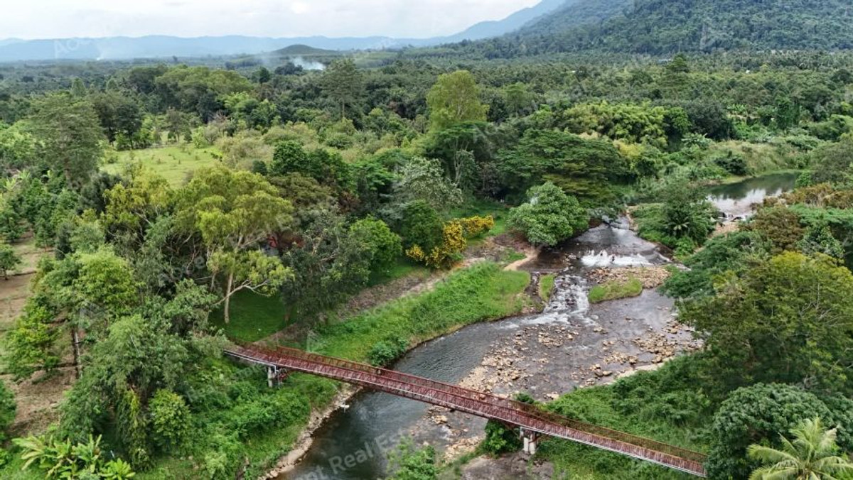 ขายที่ดินจันทบุรี : ขายบ้านพร้อมที่ดินริมน้ำ เขาคิชฌกูฏ จันทบุรี บรรยากาศสุดฟินบนพื้นที่ 10-3-7 ไร่
