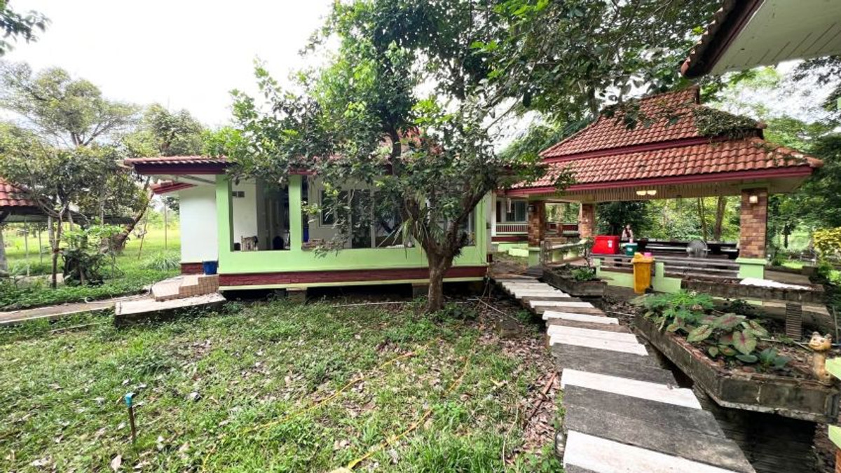 ขายที่ดินจันทบุรี : ขายบ้านพร้อมที่ดินริมน้ำ เขาคิชฌกูฏ จันทบุรี บรรยากาศสุดฟินบนพื้นที่ 10-3-7 ไร่