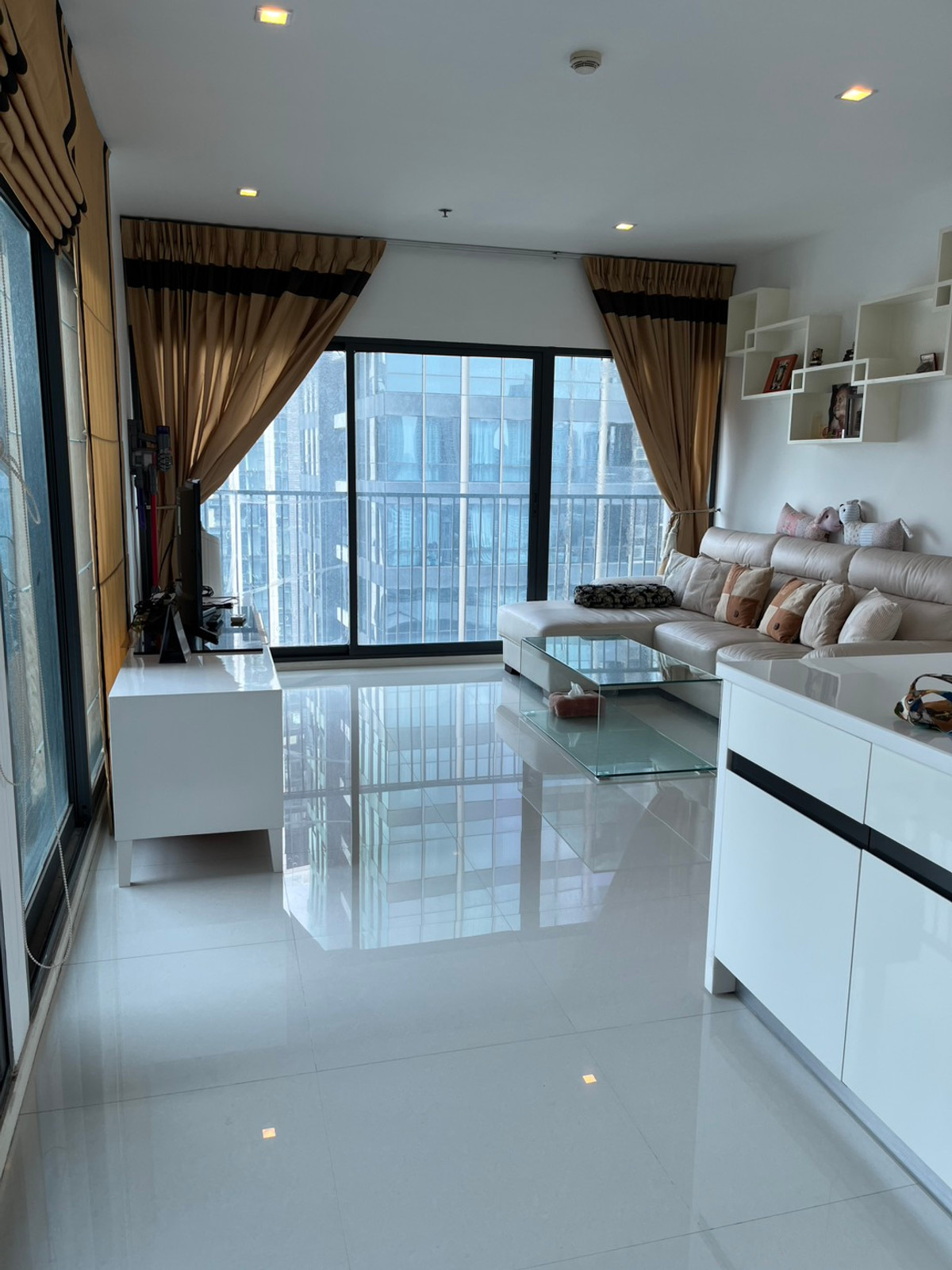 ขายคอนโดสุขุมวิท อโศก ทองหล่อ : ขาย Noble Remix Sukhumvit36 ชั้นสูง 1นอน ห้องมุม สภาพใหม่ //Tel : 098-654-2399