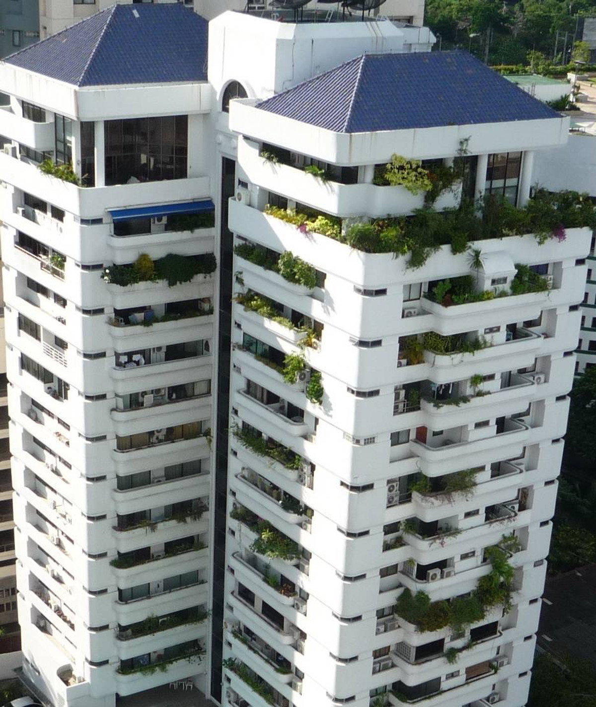 CondoSukhumvit, Asoke, Thonglor : 🔥Urgent for rent and sale🔥 ✨Beverly Tower Condo✨ ❄️2nd Floor 2 Rooms / 2 Bathrooms❄️ 💖Balcony facing East & South Parking, Pool, Fitness 10' Walk to BTS Nana💖 Line @bzprOperty