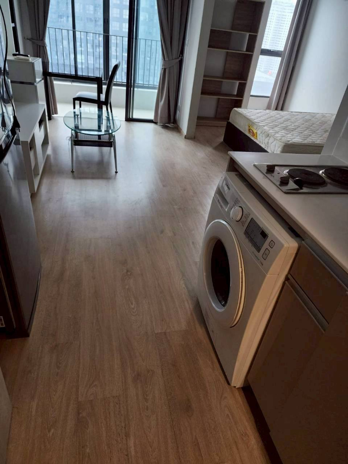 For RentCondoRatchathewi,Phayathai : Ideo Q Ratchathewi【𝐒𝐄𝐋𝐋 & 𝐑𝐄𝐍𝐓】🔥A modern, cool room with dark brown-white furniture makes the entire room look sharp, luxurious, and instantly more dimensional.🔥 Contact Line ID: @hacondo