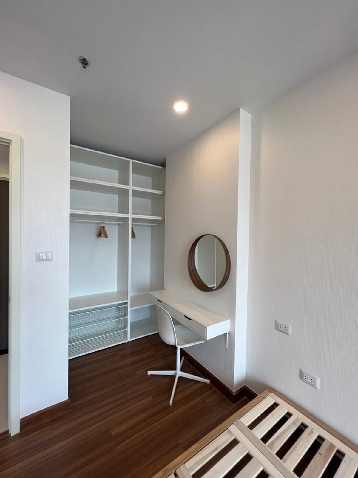 For SaleCondoWongwianyai, Charoennakor : Supalai Premier Charoen Nakhon【𝐒𝐄𝐋𝐋 & 𝐑𝐄𝐍𝐓】🔥The room is bright and airy with soft curves and elegant woodwork, creating a warm and tranquil atmosphere with a premium minimalist feel.🔥 Contact Line ID: @hacondo