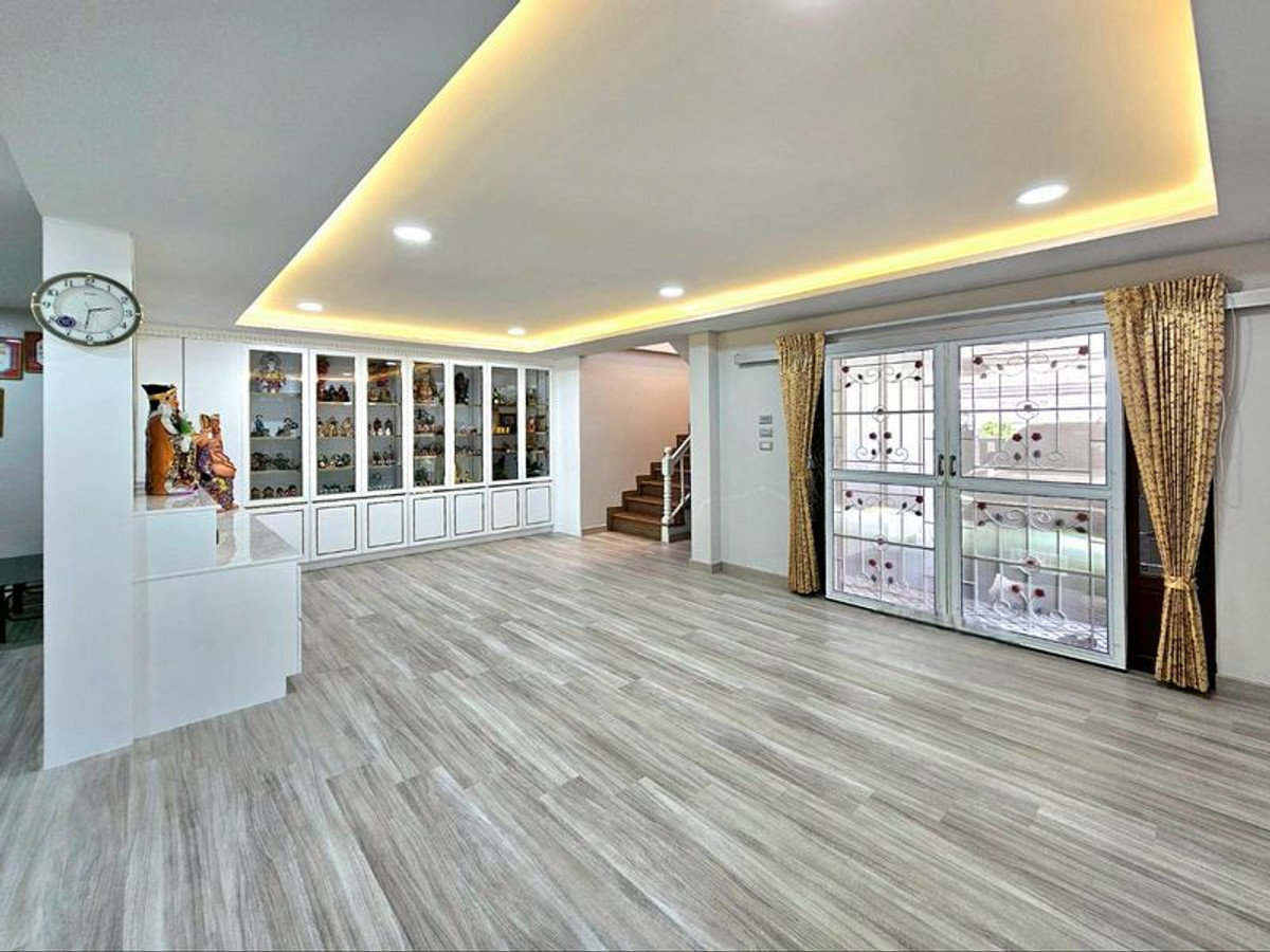 บ้านนวมินทร์ รามอินทรา : ขาย/ให้เช่า บ้านเดี่ยวหลังริม 2 ชั้น หมู่บ้านวันวรา 2 ติดถนนสายไหม ขนาด 5 ห้องนอน 57 ตร.ว. แขวงสายไหม เขตสายไหม กรุงเทพมหานคร 