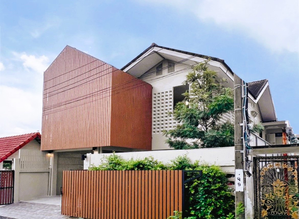 ขายบ้านโชคชัย4 ลาดพร้าว71 : ⭐️ขายบ้าน 2 ชั้น รีโนเวทใหม่ ดีไซน์สวยโมเดิร์น❤️‍🔥4 ห้องนอน ซ.นาคนิวาส 48 (ลาดพร้าว) เดินทางสะดวก สนใจติดต่อ 095-424-3656