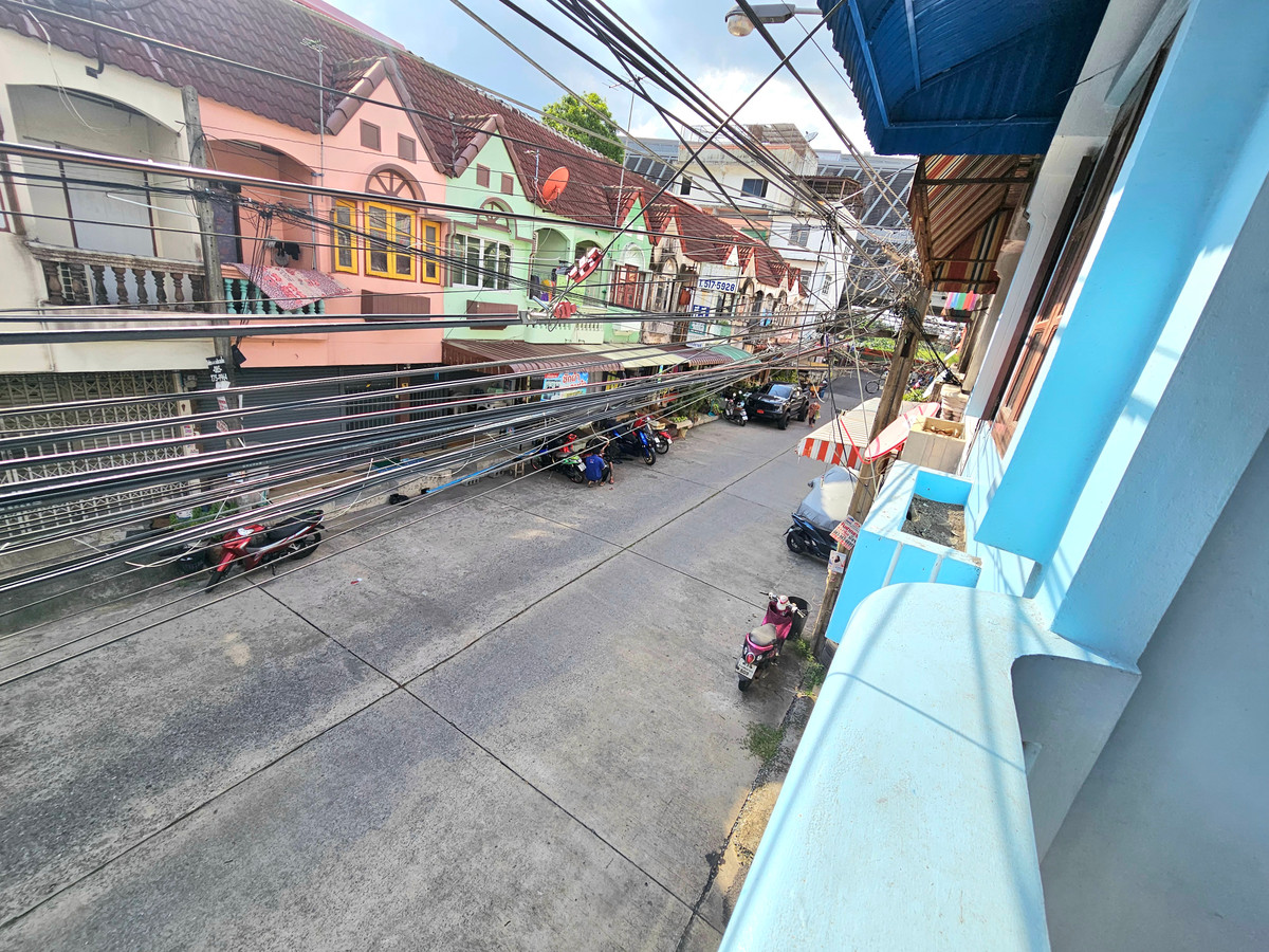 For RentTownhomeMin Buri, Romklao : For rent, 2-story shophouse near the MRT Orange Line station, Kheha Ram, only 60 meters, Soi Ramkhamhaeng 186, size 2 bedrooms, 2 bathrooms, 14 square wah, Min Buri Subdistrict, Min Buri District, Bangkok.