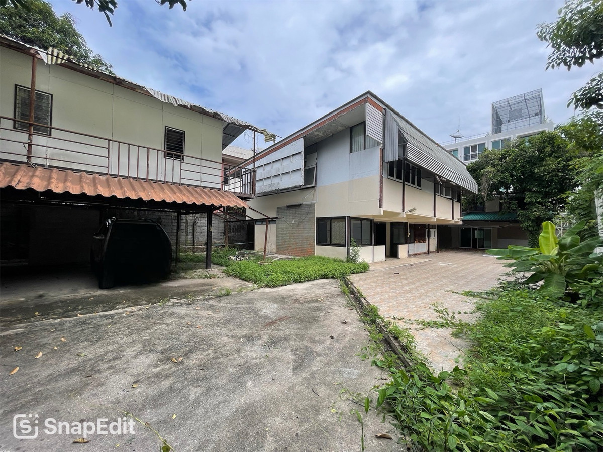 ขายที่ดินสุขุมวิท อโศก ทองหล่อ : 📢👇 ที่ดินพร้อมสิ่งปลูกสร้าง ใจกลางทองหล่อ โอกาสพิเศษสำหรับนักลงทุนและผู้พัฒนา รายล้อมด้วยสิ่งอำนวยความสะดวกระดับไลฟ์สไตล์ บรรยากาศเงียบสงบเป็นส่วนตัว เหมาะสำหรับสร้างบ้านหรู วิลล่า หรือพัฒนาเชิงพาณิชย์